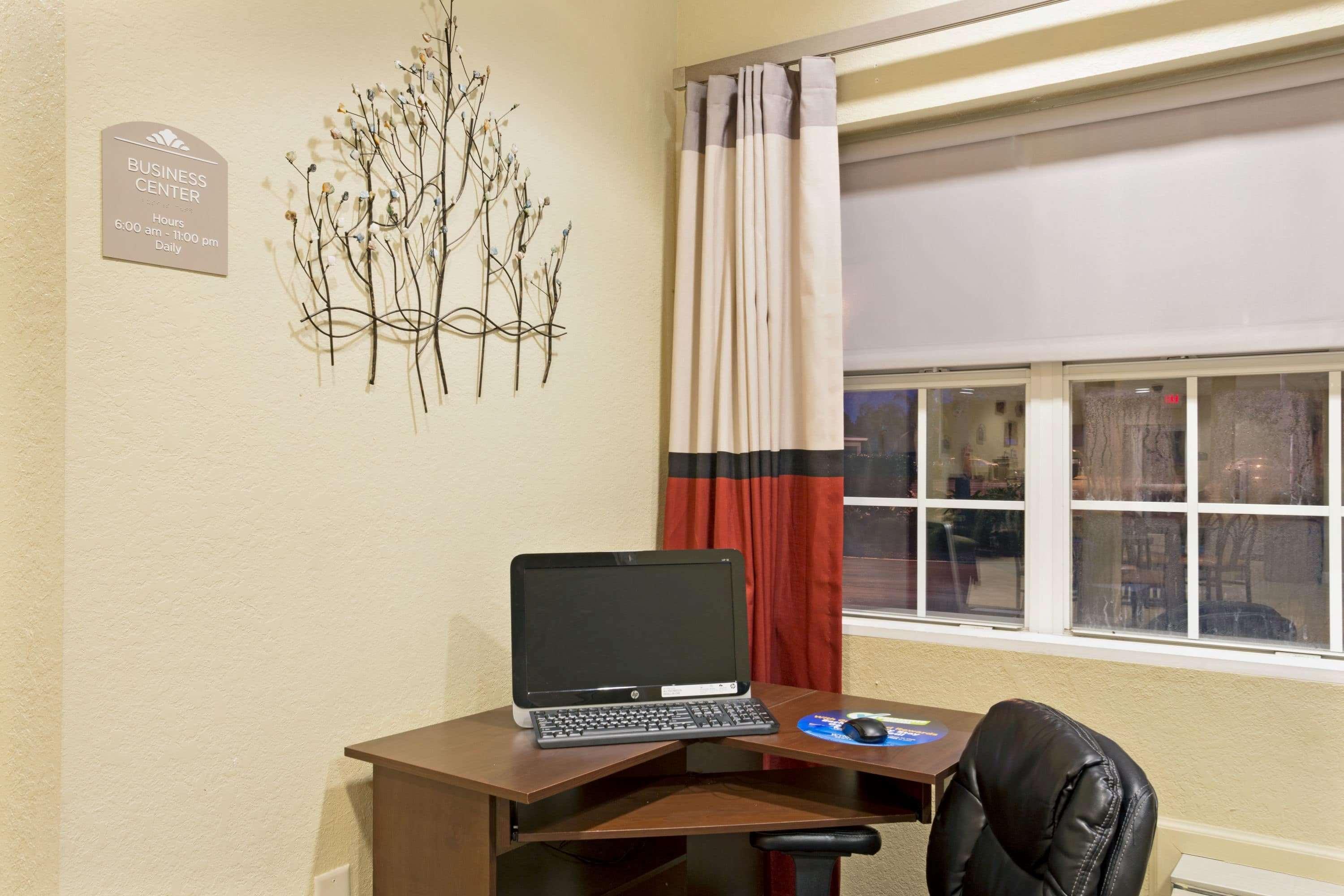 Microtel Inn & Suites By Wyndham Bushnell Exteriör bild