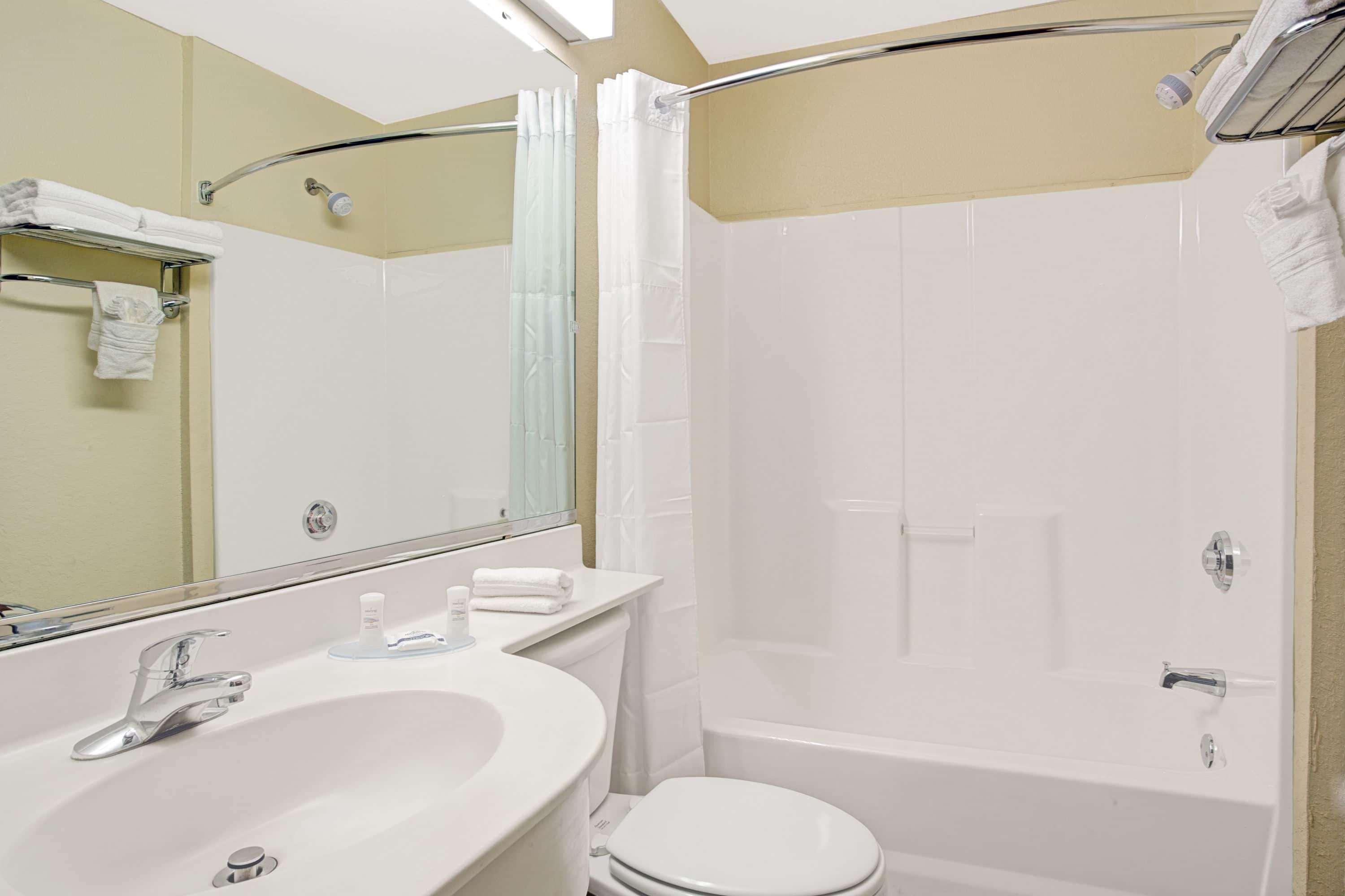 Microtel Inn & Suites By Wyndham Bushnell Exteriör bild
