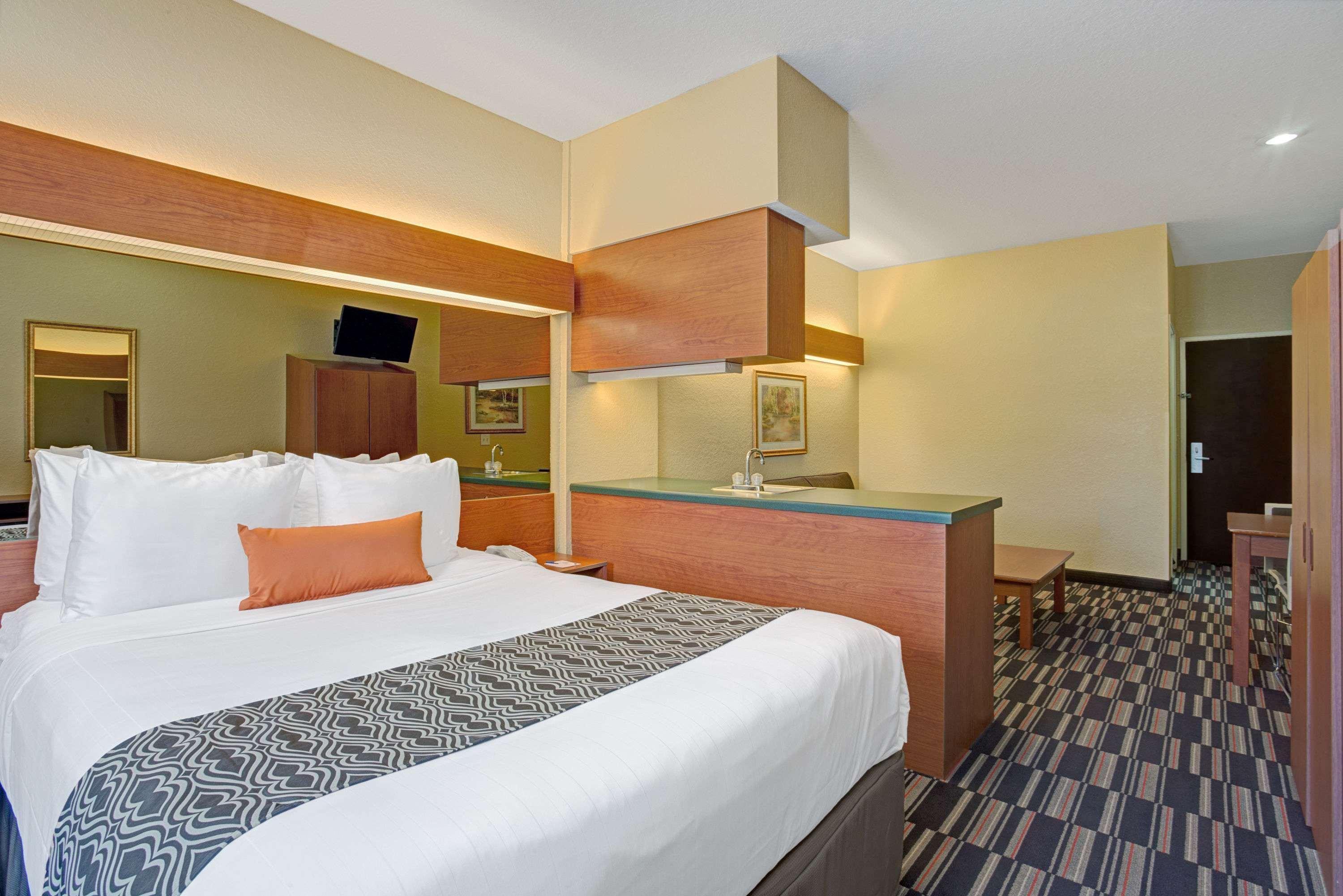 Microtel Inn & Suites By Wyndham Bushnell Exteriör bild
